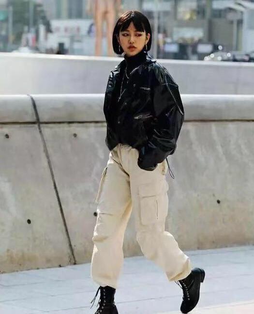 工装裤搭配宽松版t恤穿搭,今年最流行工装裤外套穿搭