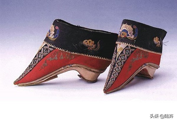 古代三寸金莲裹脚全过程,历史上最缠足的三寸金莲