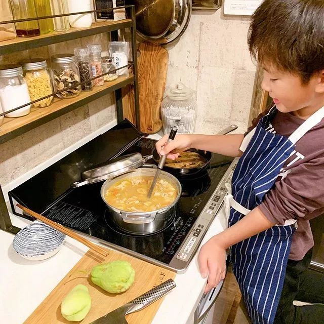 80后夫妇将破旧小宅爆改“复古咖啡厅”，95%家具都是自己打造