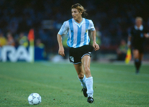 他被誉“风之子”,曾效力两支死敌,与马拉多纳上演“世纪之吻”