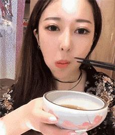 这只鹦鹉一直以为他是一只猴，所以每天都在重复做这个动作