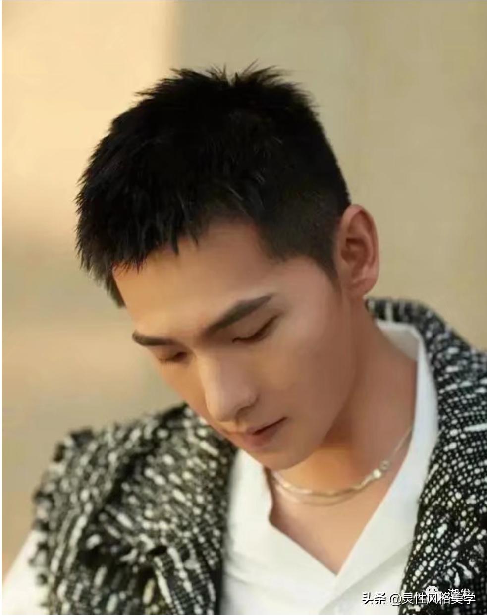 两边铲光的扎发狼尾发型男,2021年最流行男发武士头