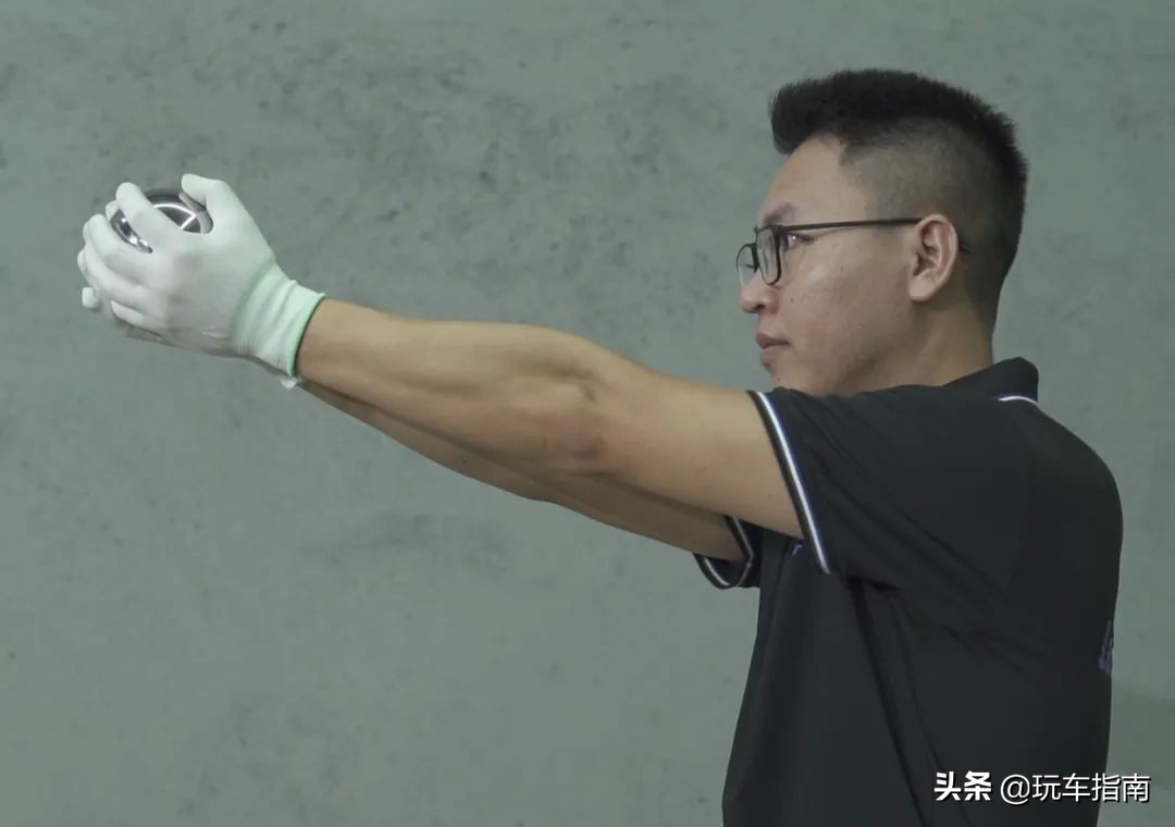 风挡玻璃又破裂?实测日本玻璃盾,石子80km/h撞击都没事?