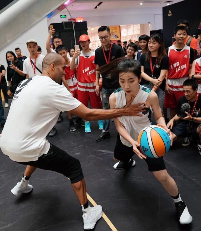 她是马尾辫篮球女神,大四时被帕克“袭胸”,如今成职业裁判