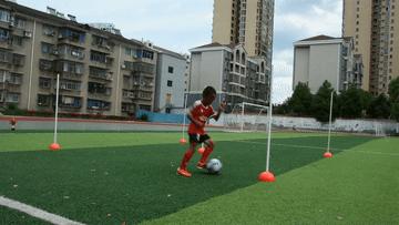 一群山里娃踢球的样子,一群山里娃踢球