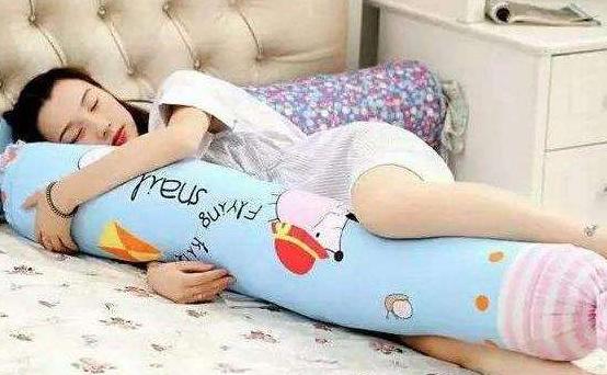 女人睡觉时，喜欢用腿夹被子，别害羞，这些好处别人羡慕不来