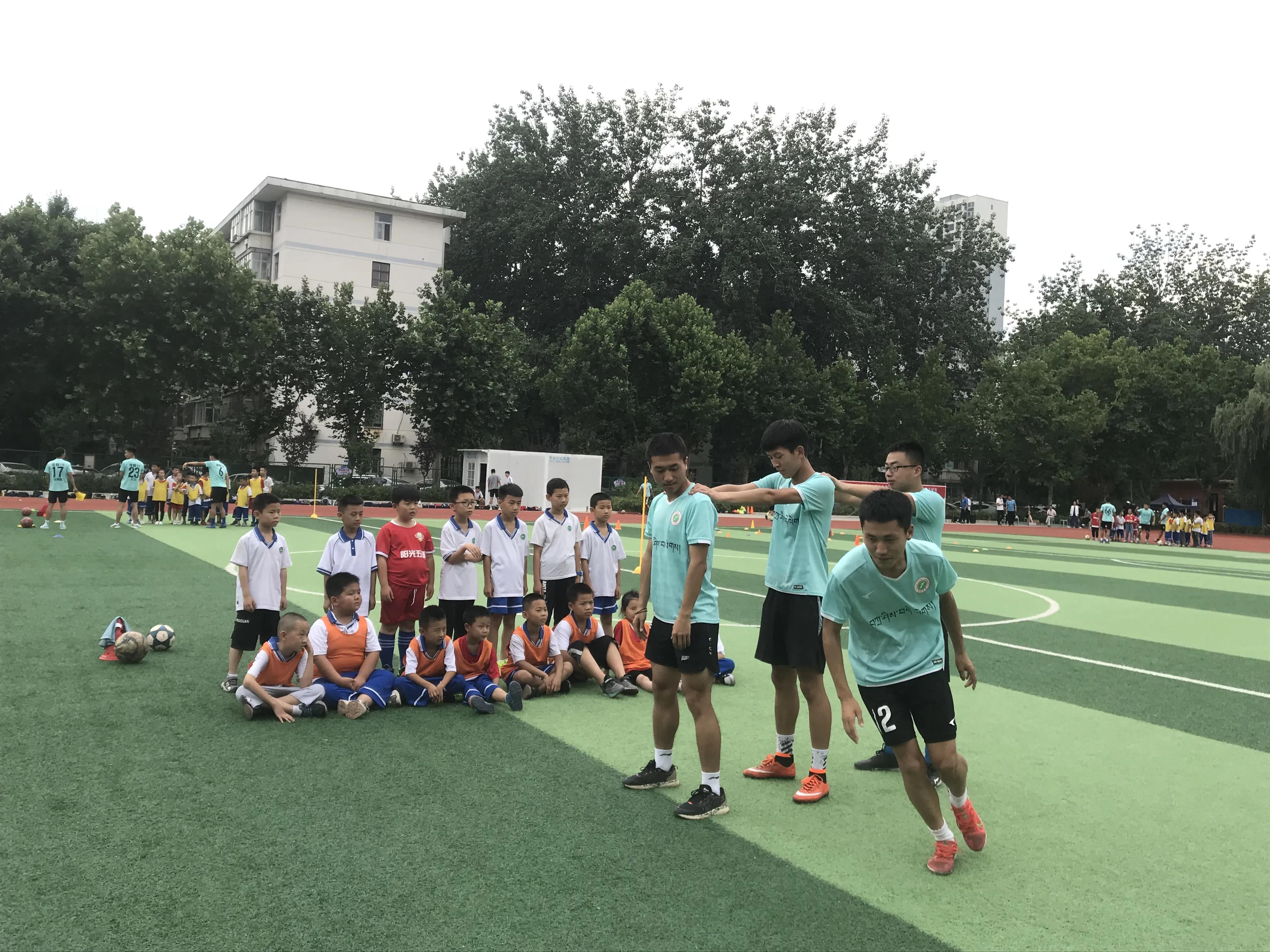 童心向党放飞足球梦主题绘画,童心向党体育强国放飞足球梦