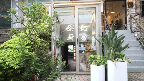 罗湖有家怪店，十个人来吃完饭后，老板居然多了一百个朋友