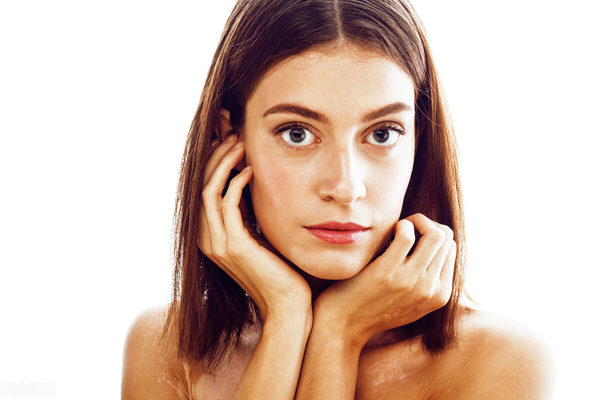 嘴唇上出现白癜风怎么治疗,嘴周围的白癜风