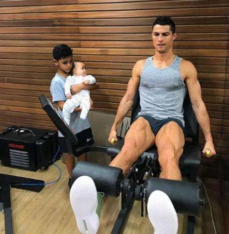 c罗从小小罗到霸道总裁,从年轻到成熟从c罗到梅西