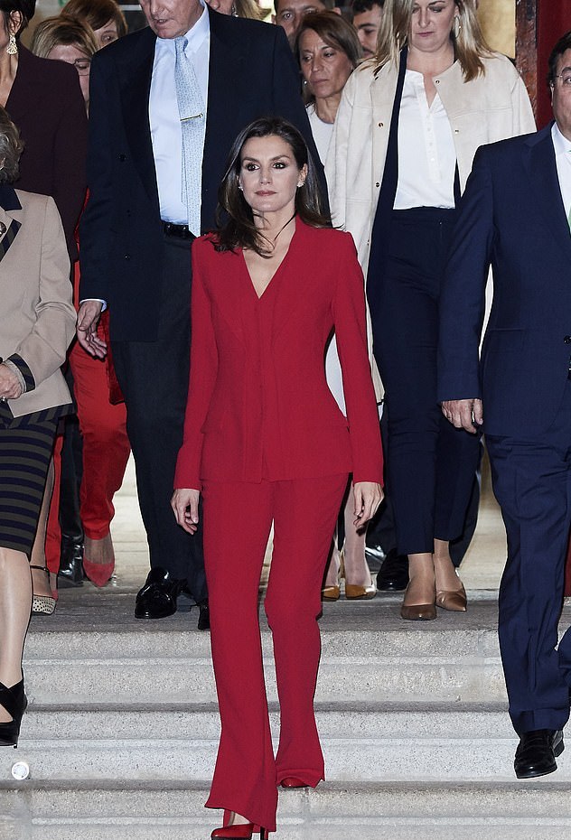 西班牙王后的红色礼服,西班牙王后惊艳中国风