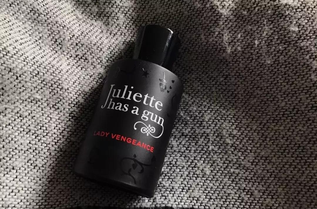 趁这些香水还没火，我先悄悄推荐给你