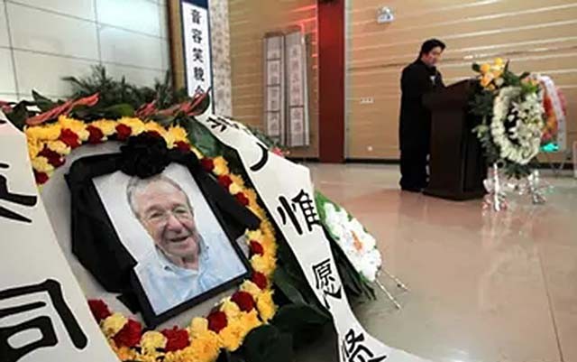 中国小伙报答瑞士房东，接他到中国赡养，老人去世：想长眠在中国