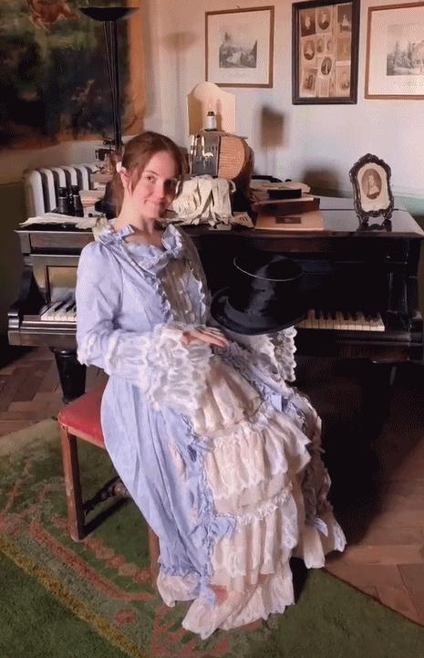 疫情期间住古堡，国外普通女大学生迅速成百万网红，获千万点赞