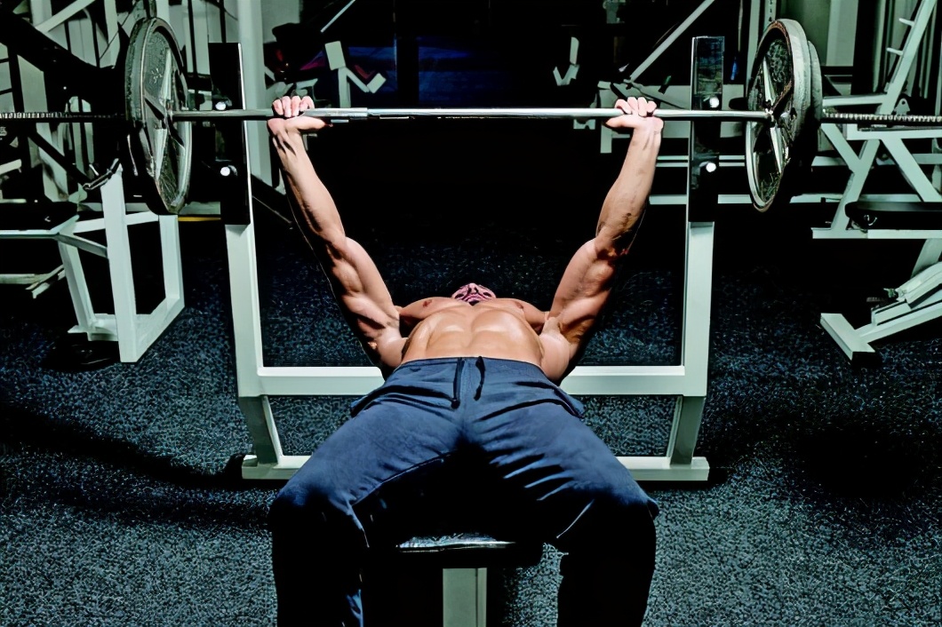 卧推如何避免背部反弓,弓背和平背卧推有什么区别