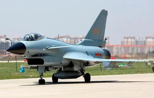 中国航空史上最惨失败,成都所展出歼-9新模型,酷似歼-10