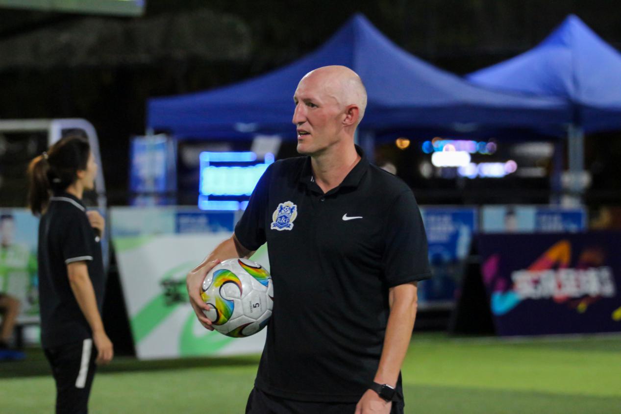 这是足球圈的古校长？实况手游成新公益狂魔获人民日报点赞