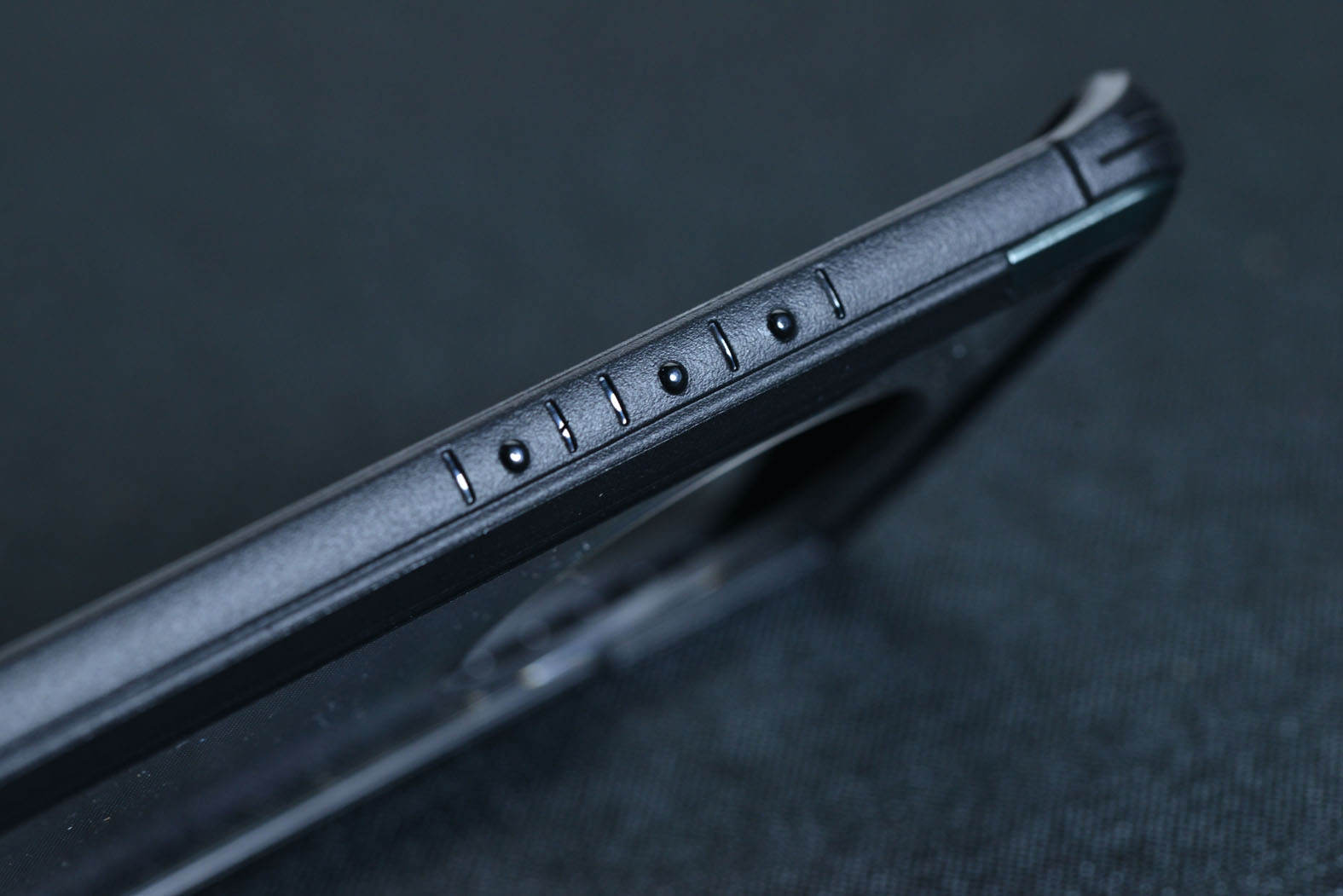 7000块的华为mate40pro,mate40pro蓝猩护甲防摔壳