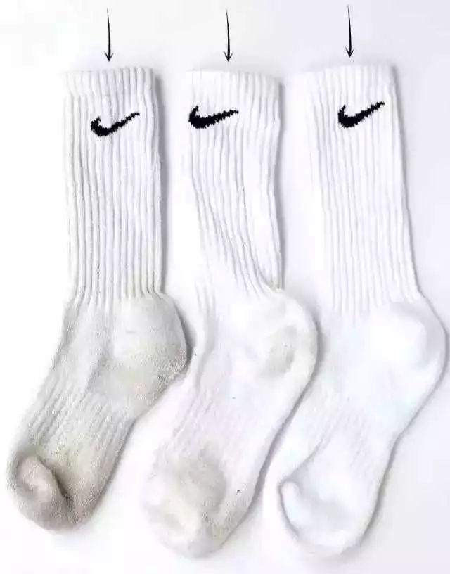 教你个生活小妙招，这样洗出来的白袜子跟新的一样