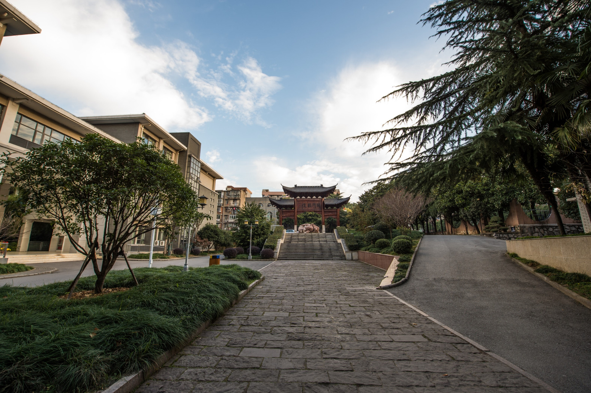 武昌区重点名初，武珞路实验初中，一所离省级示范高中更近的中学