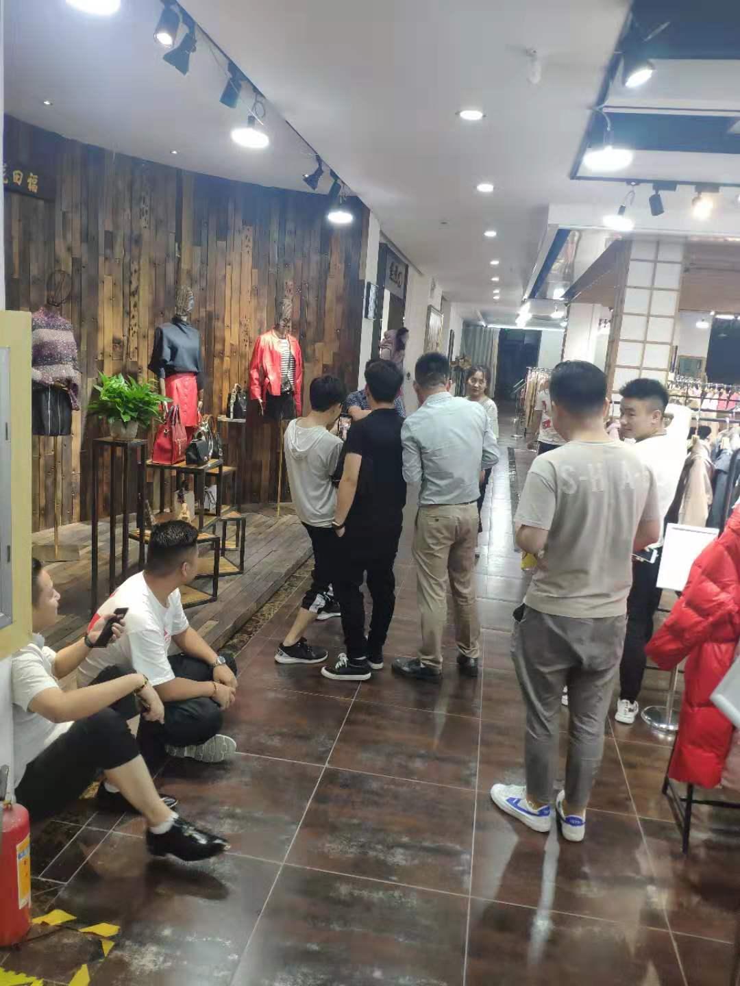 服装批发市场一手货源直播,服装店怎么直播找货源