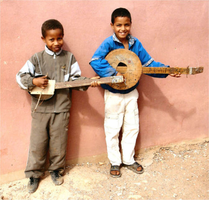 看着这些非洲小孩的自制玩具，你会觉得快乐其实很简单