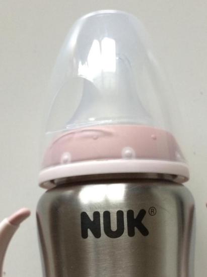 宝宝使用鸭嘴杯好还是奶瓶好,半岁宝宝用奶瓶还是鸭嘴杯喝奶