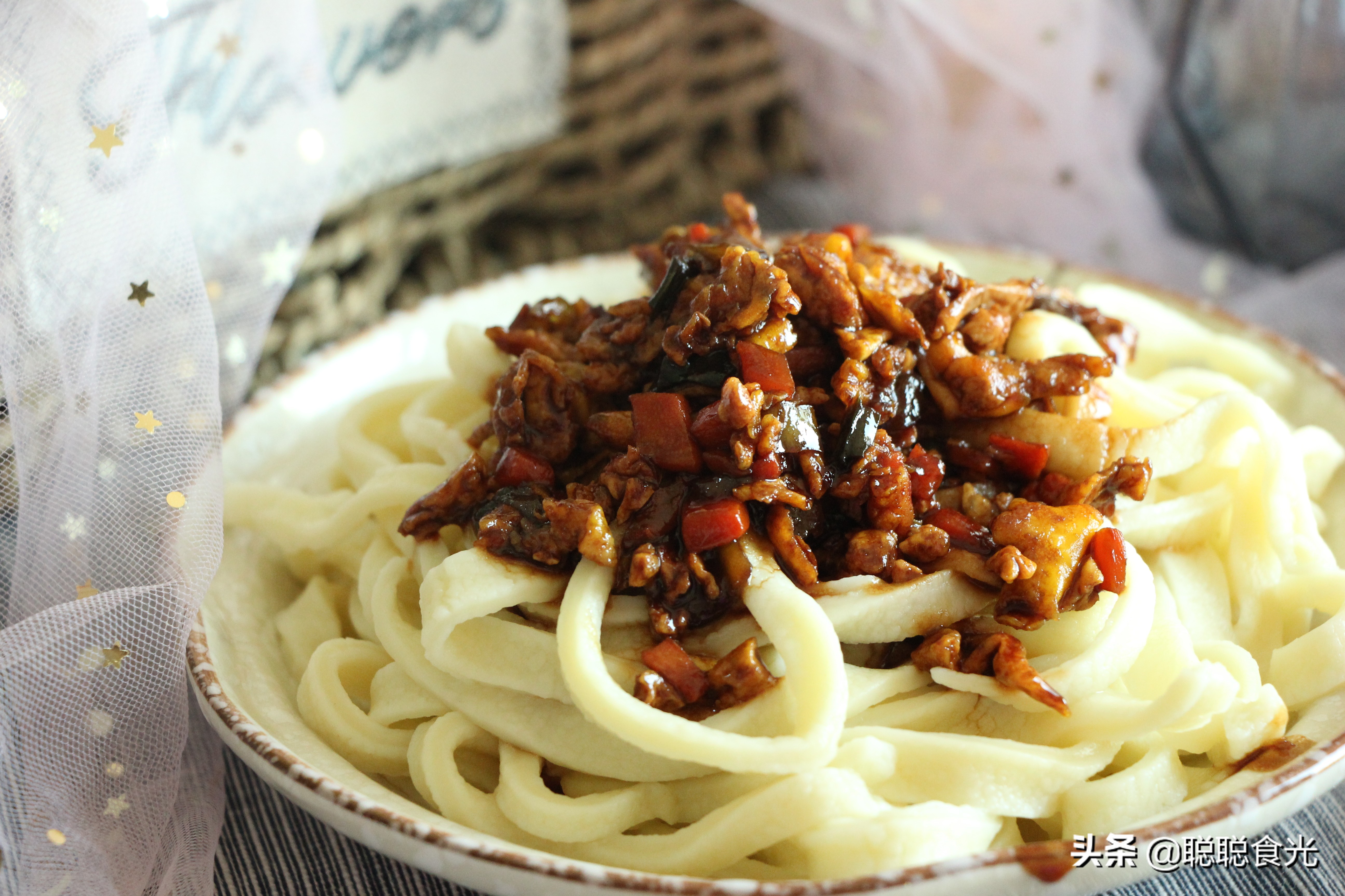 碱面手擀面怎么做劲道不断条,做手擀面放点什么筋道