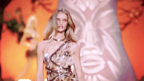 好莱坞美艳超模迎来二胎！与大20岁硬汉老公谱写神仙爱情