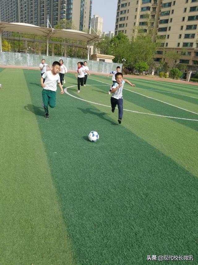 走向操场,“趣”跑步,“趣”踢球——尖草坪区恒大名都小学
