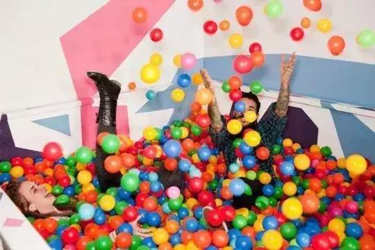 网红海洋球,海洋球玩得很开心