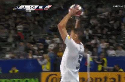 37岁的伊布再现神级倒钩进球，他说：“我吹过的牛，不要质疑”