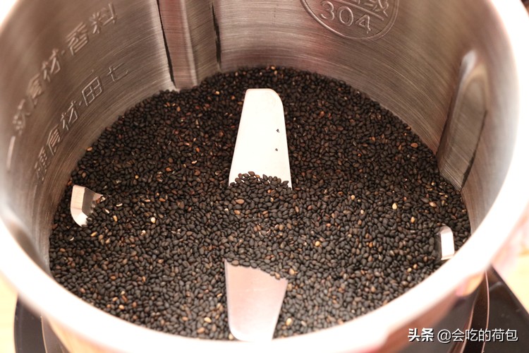 吃黑芝麻好处多,教你懒人做法,做一次吃半个月,随吃随取真省事