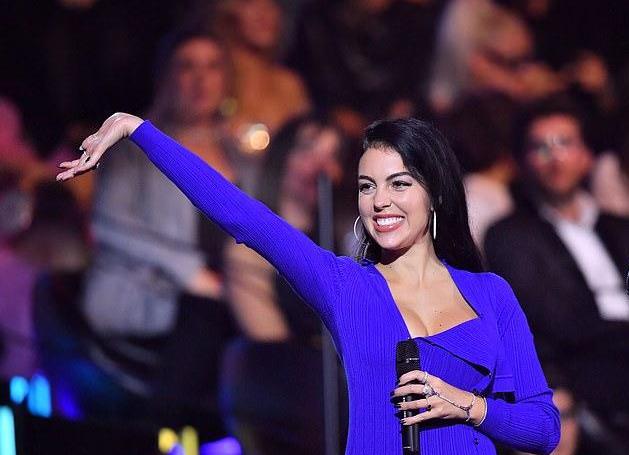 c罗前女友伊莲娜吊带裙,c罗的未婚妻乔治娜的照片