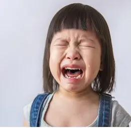 这个母亲的＂疯狂＂举动，却引得旁人拍手称赞