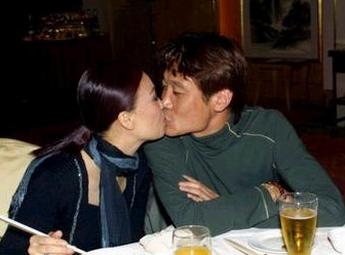 父亲是快刀浪子高峰，母亲是天后那英，今16岁的高兴怎么样了