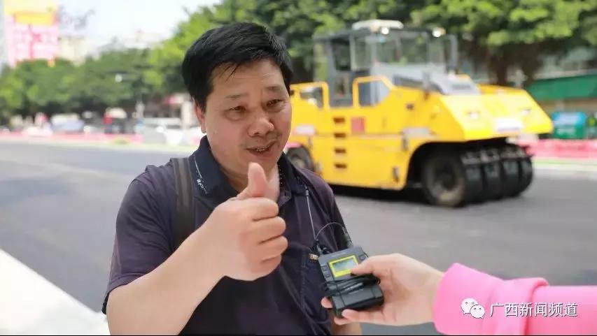 脚踩150℃!记者采访沥青路面铺设者时中暑晕倒