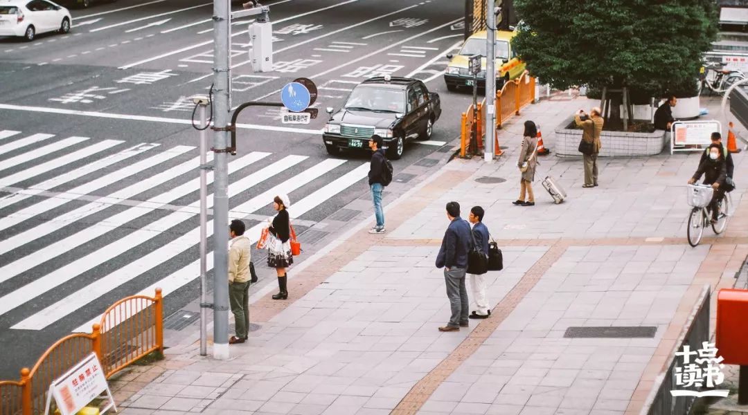 让一个人越来越幸福的35个好习惯,让你越来越有钱的10个习惯