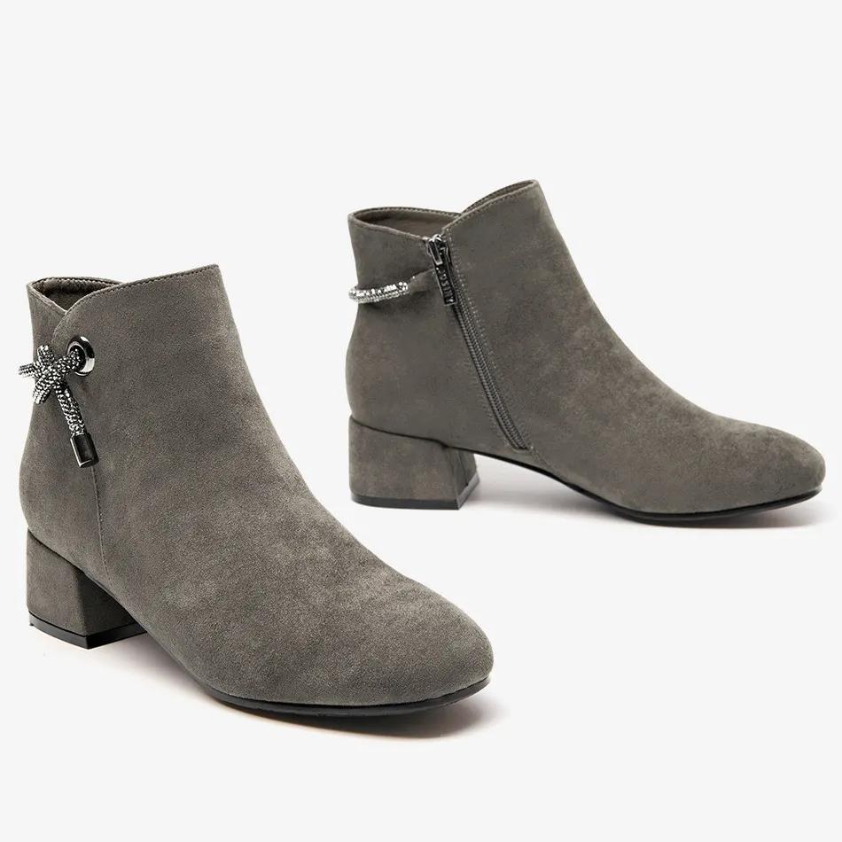 阿迪达斯运动鞋1099元,唯品仓运动鞋118元