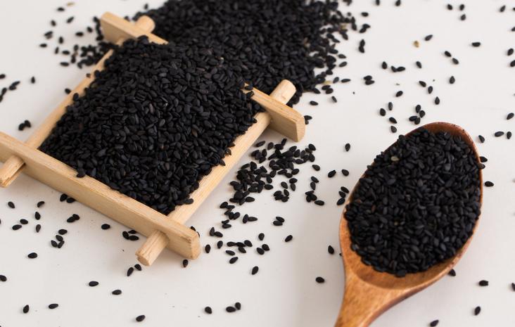 天冷了皮肤干燥起皮,天冷手脚起皮干裂怎么回事