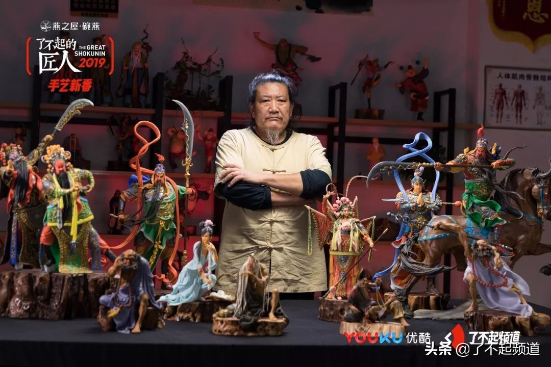 他从珠宝首饰到美容美发样样精通,只为做好一块蛋糕