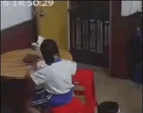 在暴力家庭长大有什么性格缺陷,孩子长期生活在家暴家庭会怎样