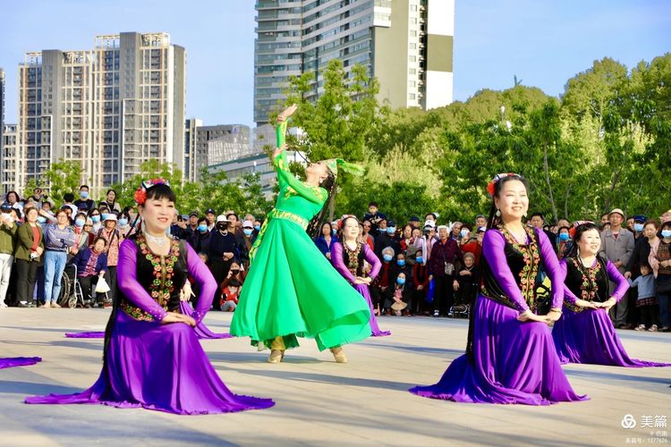 洛阳牡丹广场：*疆新**舞大联欢