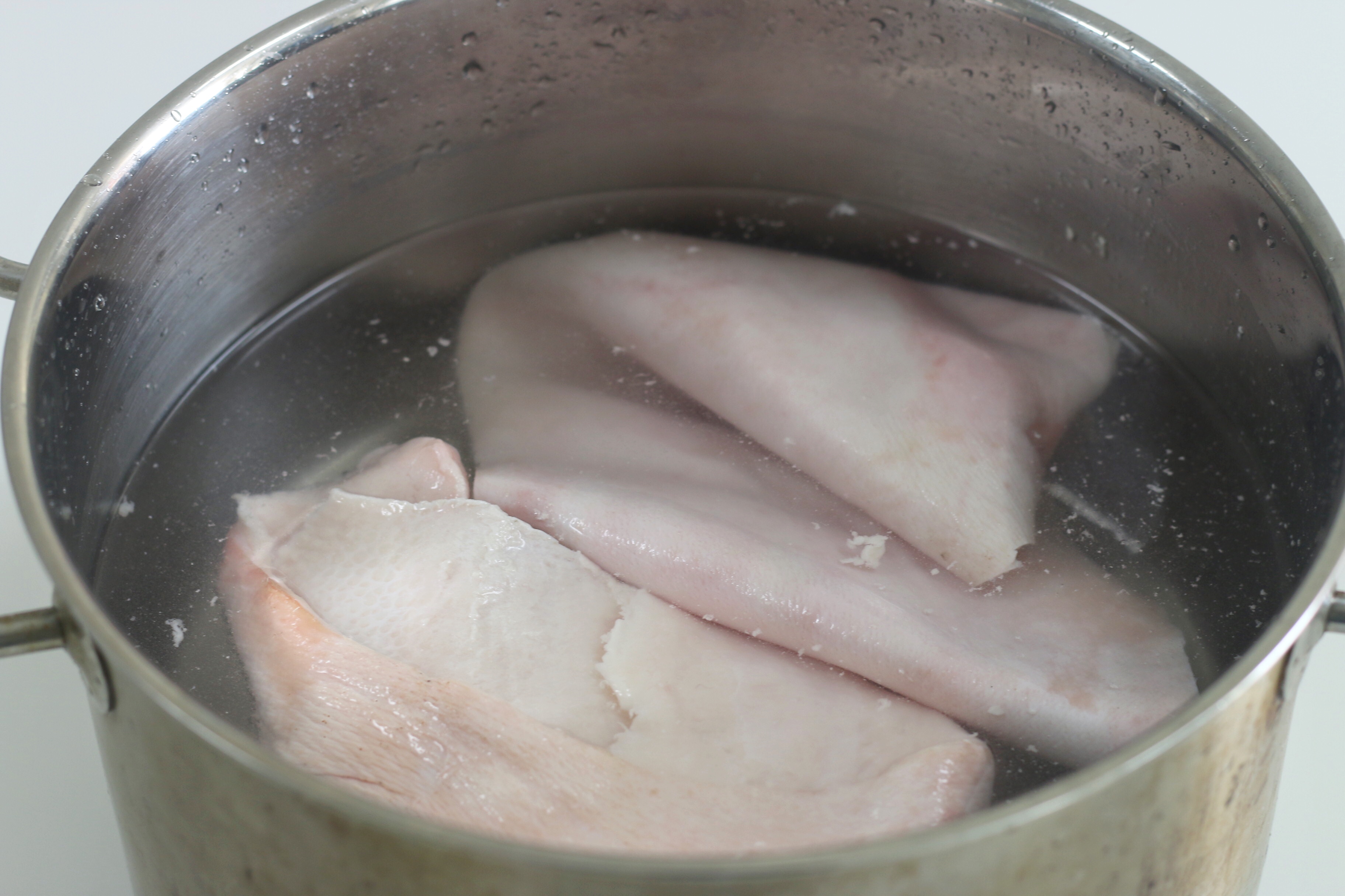 熬皮冻时什么时候加食用胶,熬皮冻要清冻