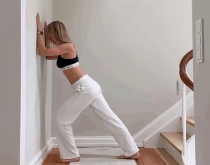 练瑜伽简单的拉伸动作是怎么练习,瑜伽每天必练8个拉伸动作