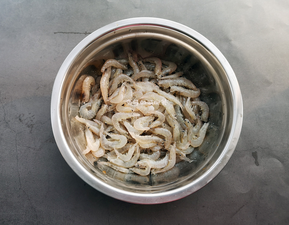 春天的紫根韭菜好吃不贵，和小虾炒一炒，比带鱼鲜，老爸的下酒菜