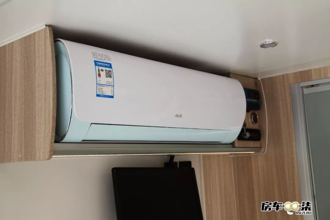 科斯升顶越野拖挂房车,平头轻卡双拓展自行式c型房车