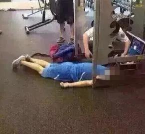 因妻子与健身教练有不正当关系！丈夫喝了两瓶白酒后，拿上铁榔头去健身馆