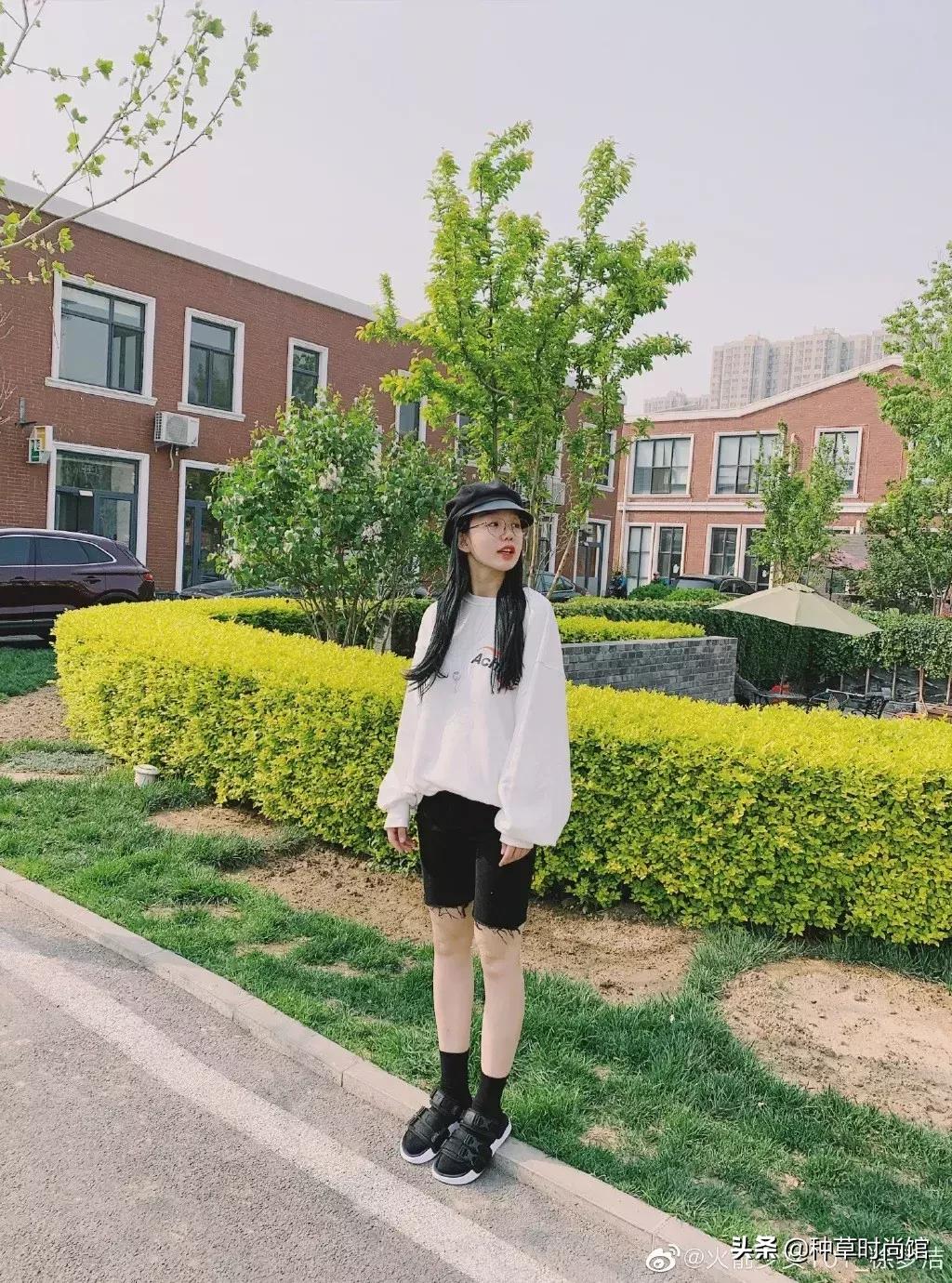 人手一件的卫衣怎么穿才时髦高级,女孩穿什么颜色卫衣洋气