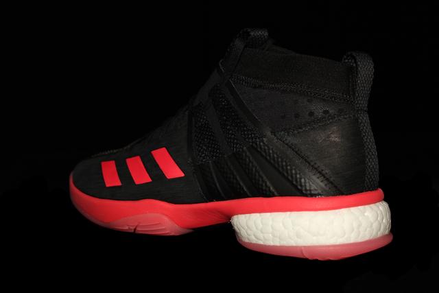 穿上就不想再脱的Q弹，阿迪达斯羽毛球鞋评测